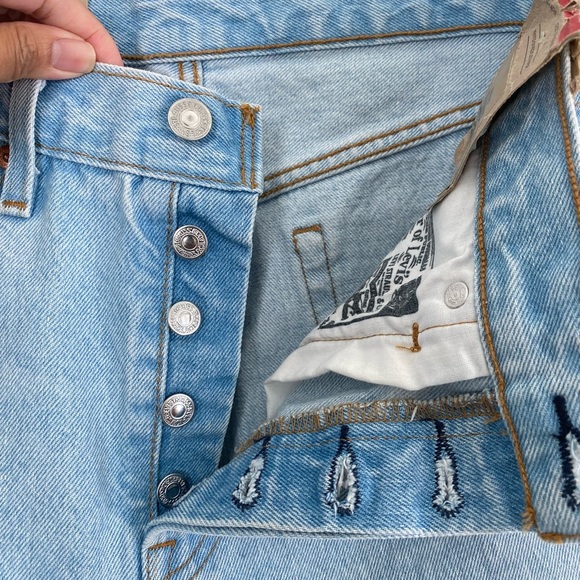 Levi's 501 Cropped Jean High Rise Straight Leg Distressed Light Wash Sz 27 x 26 - Picture 9 of 9